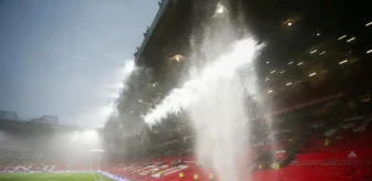 Manchester United, Old Trafford'daki çatı akıntısı nedeniyle alay konusu oldu