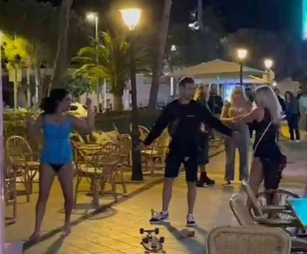Mayorka'da yarı çıplak iki İngiliz kadın kavga etti, çevredekiler 'kavga, kavga' diye tezahürat yaptı