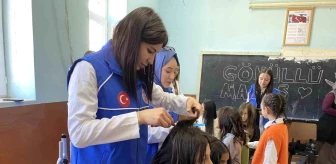 Niğde'de Gençlik Merkezi'nin Gönüllü Makas Projesi ile köylerdeki öğrencilerin saç bakımı yapılıyor