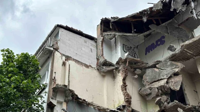 Şişli'de akıl almaz olay: Kepçe ünlü oyuncunun evinin duvarını yıktı