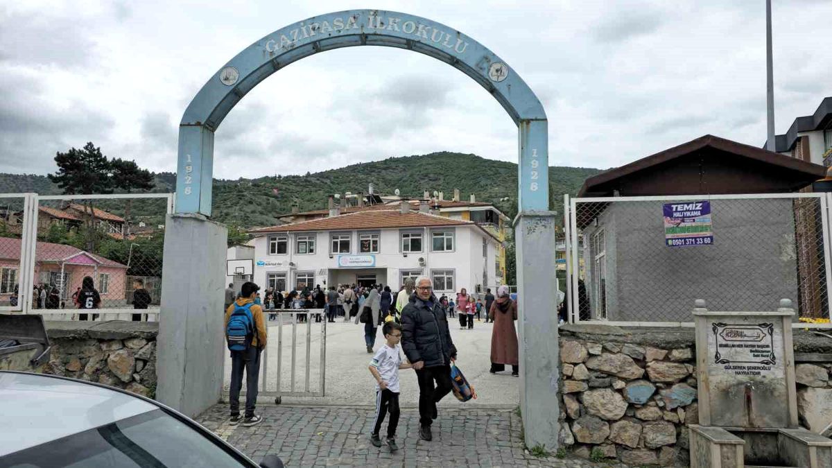 Tokat'ta akli dengesi yerinde olmayan şahıs, bıçakla okul bahçesine girdi