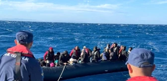 İzmir'de Yunanistan unsurları tarafından geri itilen göçmenler kurtarıldı