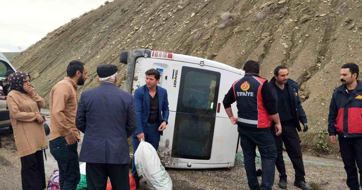 Gürpınar Kara Yolunda Minibüs Kaza Yaptı, 3 Kişi Yaralandı