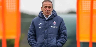 Trabzonspor Teknik Direktörü Abdullah Avcı, oyuncularını motive ediyor
