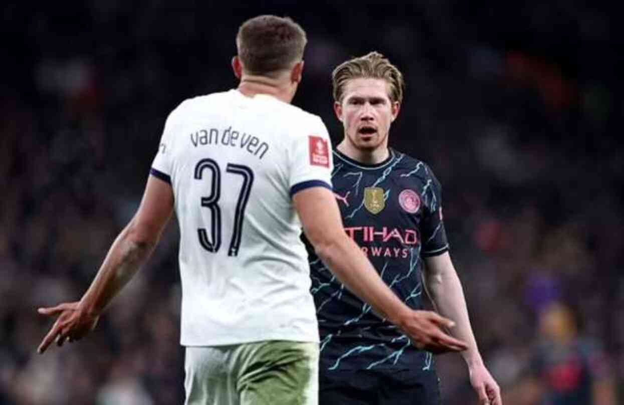 Arsenal taraftarları, Manchester City'nin futbolcularının kaldığı otelin önünde fişekler patlattı, ancak Manchester City takımı otelde değildi