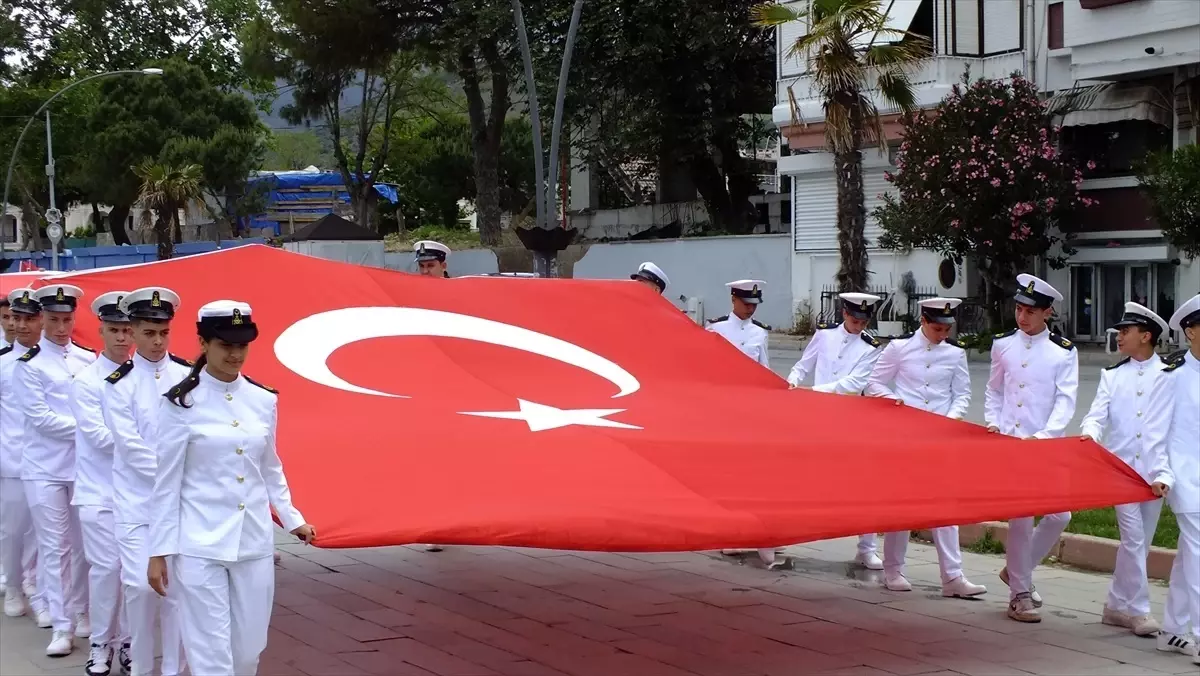 Erdek'te Gençlik Haftası Kutlamaları Yürüyüşle Başladı
