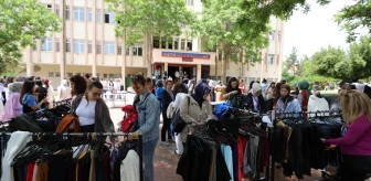 Gaziantep Üniversitesi öğrencileri depremzede öğrencilere yardım için elbise ve eşya sattı