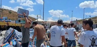 İsrail'de Göstericiler, Gazze'ye yardım taşıyan kamyonların önünü kesip malzemeleri yola döktü