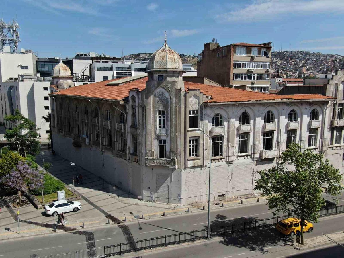 İzmir'deki Tarihi Kardiçalı Han Satışa Çıkarıldı