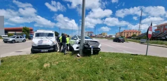 Sinop'ta Otomobil Elektrik Direğine Çarptı: 2 Yaralı