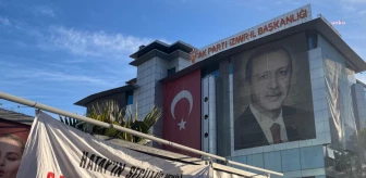 Tip İzmir Örgütü, AKP İl Binasının Önüne 'Can Atalay' Pankartı Astı