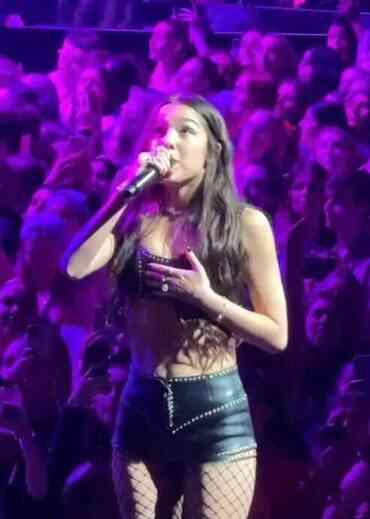 Amerikalı şarkıcı Olivia Rodrigo, konser sırasında sutyeni açılınca ne yapacağını şaşırdı
