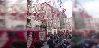 Beyoğlu'nda iş yerinde yangın paniği