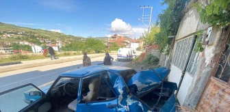 Çorum'un Bayat ilçesinde ticari araca çarpan otomobilin sürücüsü yaralandı