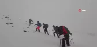 Hava muhalefeti Rus dağcıların zirve yapmasına izin vermedi