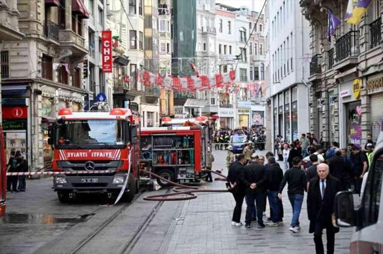 İstiklal Caddesi'nde mağazada yangın! Polis bölgeyi boşaltıyor