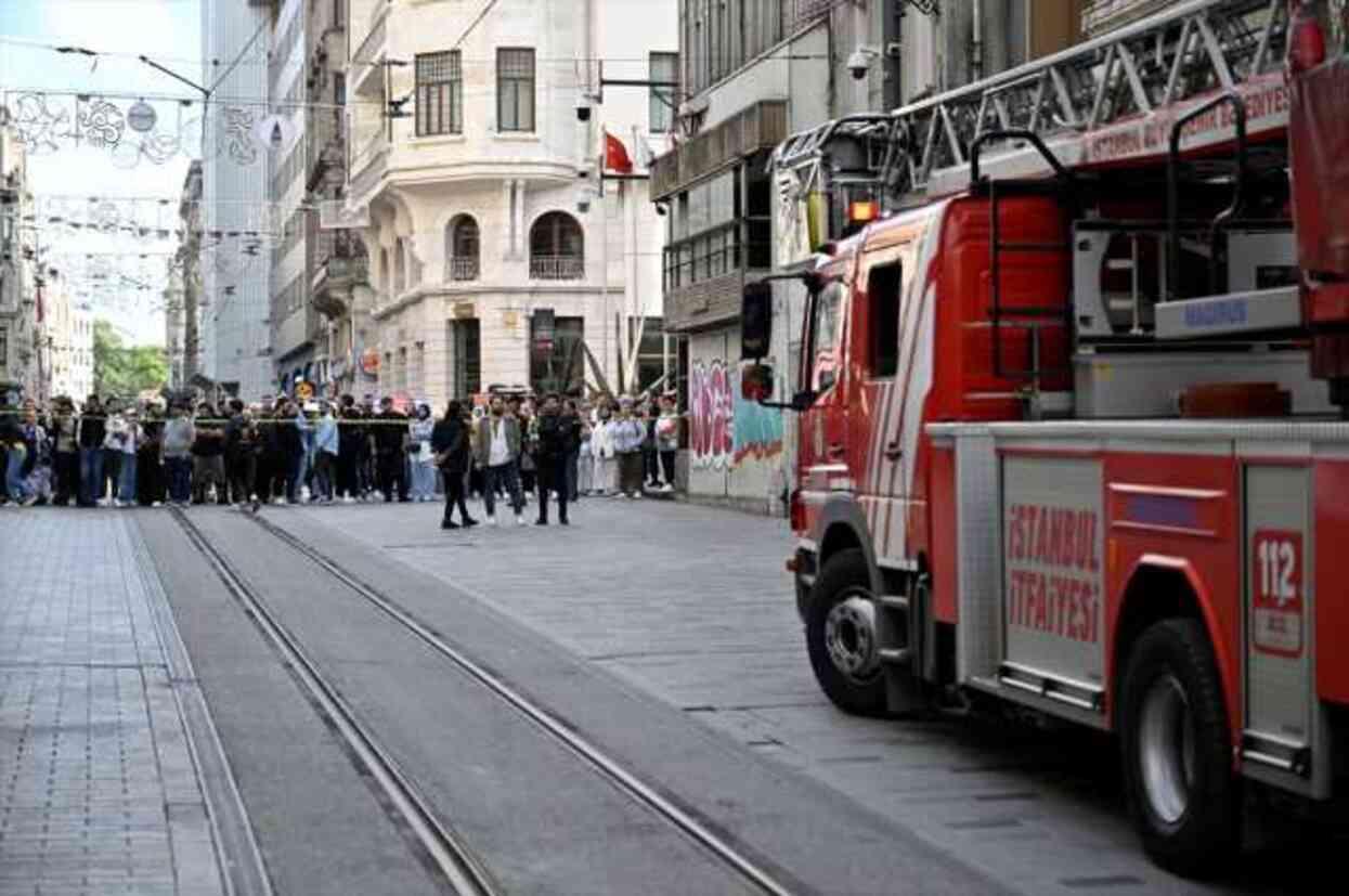 İstiklal Caddesi'nde mağazada yangın! Polis bölgeyi boşaltıyor