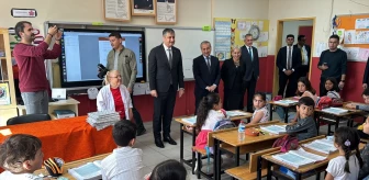 Karabük'te Eğitim Kenti Projesiyle Öğrencilere Kitap Dağıtıldı