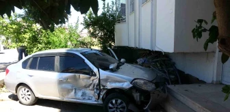 Antalya'da trafik kazası: Otomobil bahçe duvarına çarptı