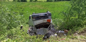 Kandıra'da Tüp Yüklü Kamyonet ile Hafif Ticari Araç Çarpıştı: 1 Ölü, 4 Yaralı