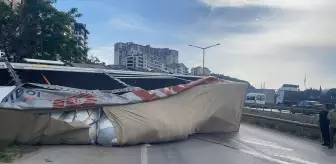 Bursa'da devrilen tır çekici yardımıyla kaldırıldı