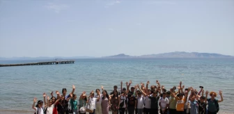 Elazığ'dan gelen depremzede çocuklar Datça'da denize girdi