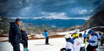 Hakkari'de Atatürk'ü Anma etkinlikleri kapsamında kayak yarışması düzenlendi