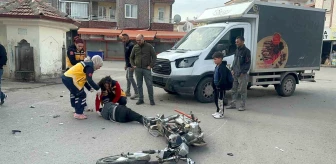 Aksaray'da Kamyonet ile Motosiklet Çarpıştı: 2 Kişi Yaralandı