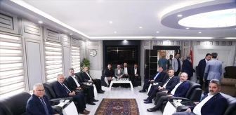 Kayseri Büyükşehir Belediye Başkanı Memduh Büyükkılıç, Yahyalı Belediye Başkanı Esat Öztürk'ü ziyaret etti