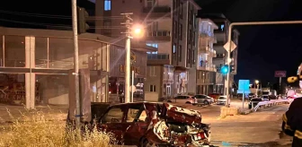 Bucak'ta Kırmızı Işıkta Bekleyen Otomobile Kamyon Çarptı: 2 Yaralı