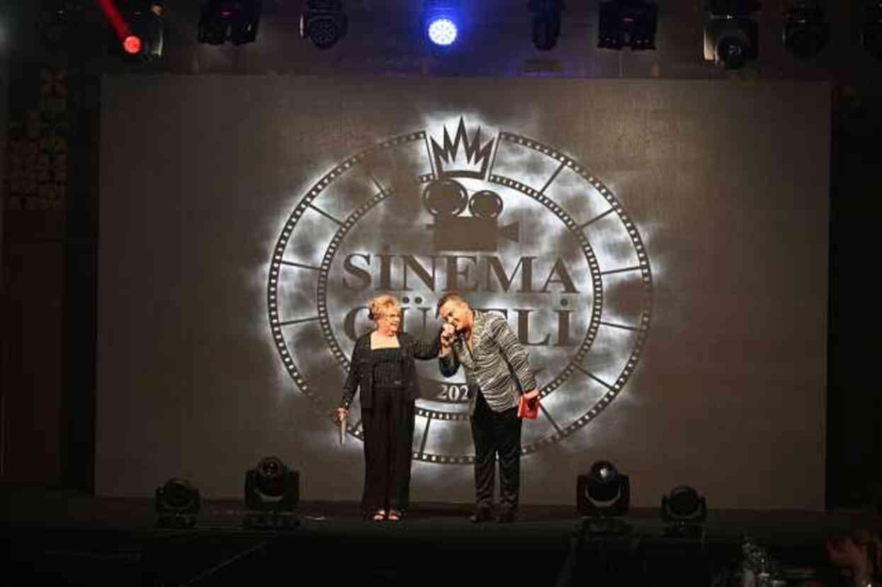 Nevra Serezli ilk kez sunuculuk yaptı! Yanında başarılı televizyoncu Gökay Kalaycıoğlu ile sahneye çıktı Nevra Serezli ilk kez sunuculuk yaptı! Yanında başarılı televizyoncu Gökay Kalaycıoğlu ile sahneye çıktı