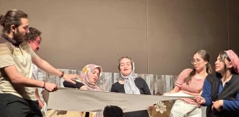 NNYÜ Tiyatro Topluluğu Deliler Bayramı adlı oyunu sahneledi