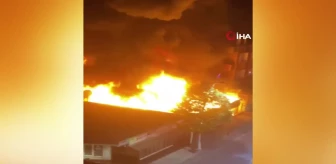 Sultangazi'de 4 iş yerinin olduğu bina alev alev yandı