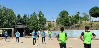 Atakent Çok Programlı Lisesi'nde düzenlenen futbol turnuvasının galibi Gümüşkaya Spor Takımı