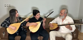 Van'ın Erciş ilçesinde bağlama çalıp şiir yazan babalarından etkilenen kardeşler müziğe ilgi duyuyor