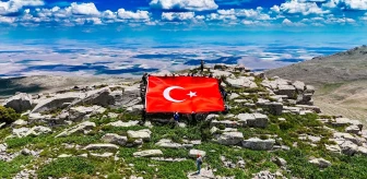 Karapınar'da Gençlik Haftası etkinliği: Gençler Mennek Kalesi'ne Türk Bayrağı açtı