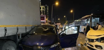 Küçükçekmece'de Otomobil Kazası: 2 Sürücü Yaralandı