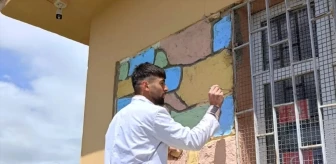 Muş'ta Üniversite Öğrencileri İlkokul Duvarlarını Boyadı