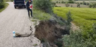 Sivas'ın Akıncılar ilçesinde heyelan nedeniyle köy grup yolunda hasar oluştu