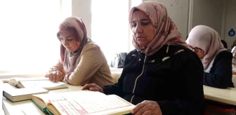 Tatvan'da Kadınlar Hem Kur'an Hem Dini Bilgiler Öğreniyor