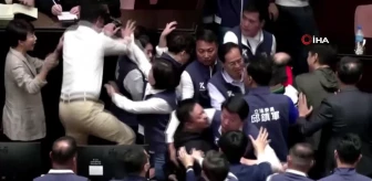 Tayvan parlamentosunda kavga: Milletvekili belgeleri alıp kaçtı