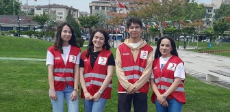 Tekirdağ'da Genç Kızılay Gönüllüleri Çocukları Mutlu Ediyor