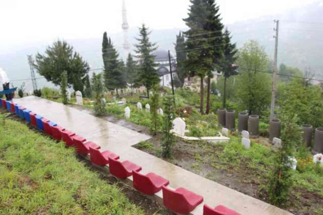 Tribün değil mezarlık! Ziyaretçiler daha rahat dua okusun diye ilginç bir yönteme başvurdular