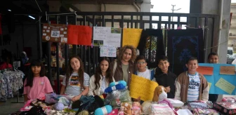 İzmir'de Öğrenciler Sokak Hayvanları İçin Stant Açtı