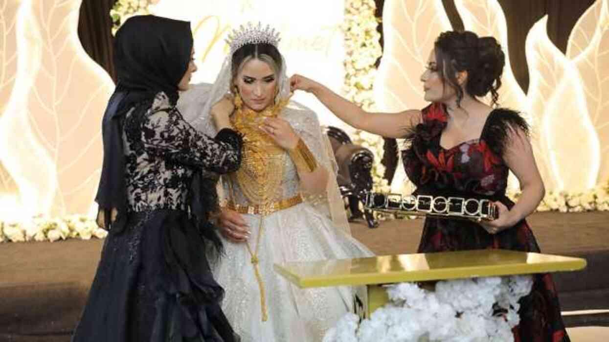Aşiret düğününde kilolarca altın takılan gelin hareket etmekte zorlandı Aşiret düğününde kilolarca altın takılan gelin hareket etmekte zorlandı