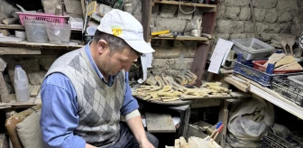 Bolu'da yaşayan Mehmet Bayram, tahta kaşık yaparak el sanatını yaşatıyor