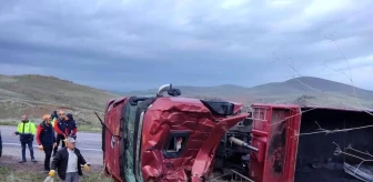 Sivas Kangal ilçesinde trafik kazası: Tır sürücüsü yaralandı