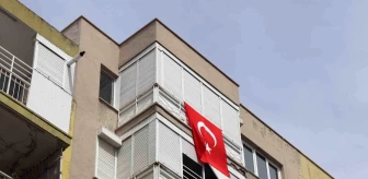 İzmir'de Psikolojik Sorunları Olan Şahıs Apartmanın Balkonundan Eşya Attı