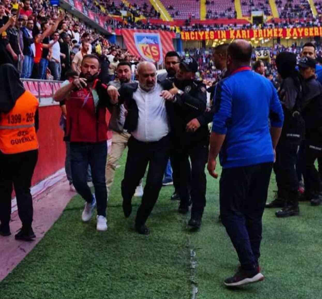 Halil Umut Meler de alıştı artık! Öfkeden gözü dönen başkan sahaya atladı, durdurmak kolay olmadı