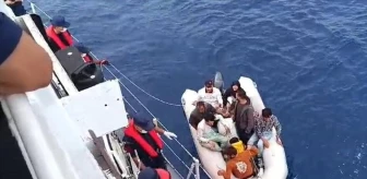 İzmir'de 26 düzensiz göçmen kurtarıldı, 17 göçmen yakalandı